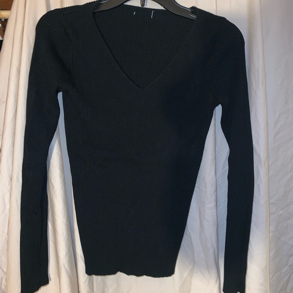 Black long sleeve v-neck